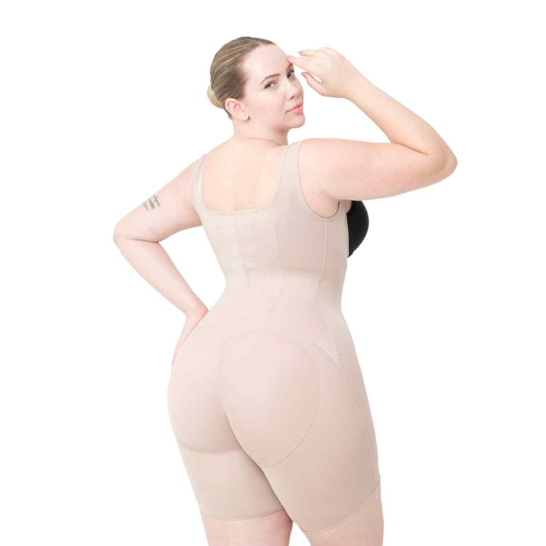 Body com  14 Barbatanas de Aço e shorts